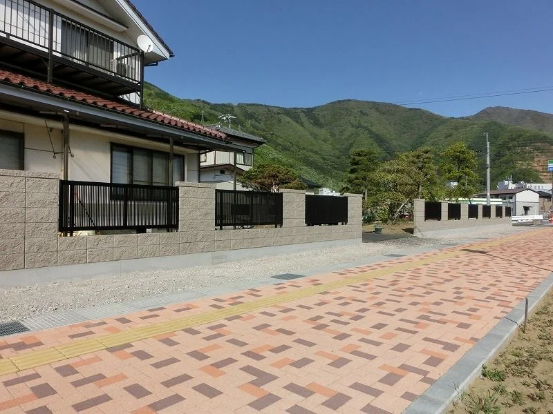 道路側から見たフェンス完成写真